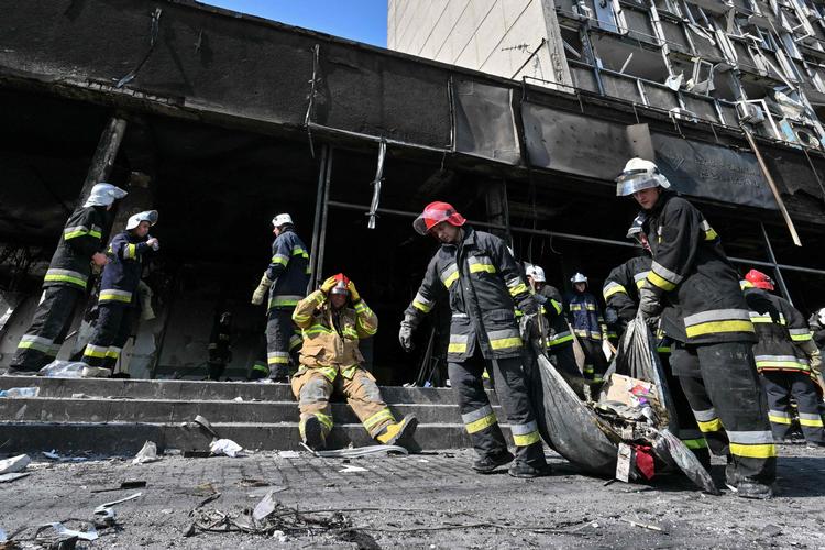 Foto fra den 14. juli, 2022: Brandmænd rydder op efter russisk angreb i byen Vinnytsja, hvor mindst 20 mennesker blev slået ihjel. Foto: Sergei Supinsky/Ritzau Scanpix
