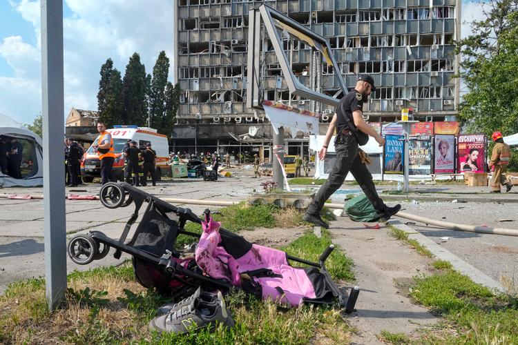 Russerne myrdede Liza på fire år. På foto ligger hendes klapvogn tilbage i græsset efter angrebet i Vinnytsia. Foto: Efrem Lukatsky/Ritzau Scanpix