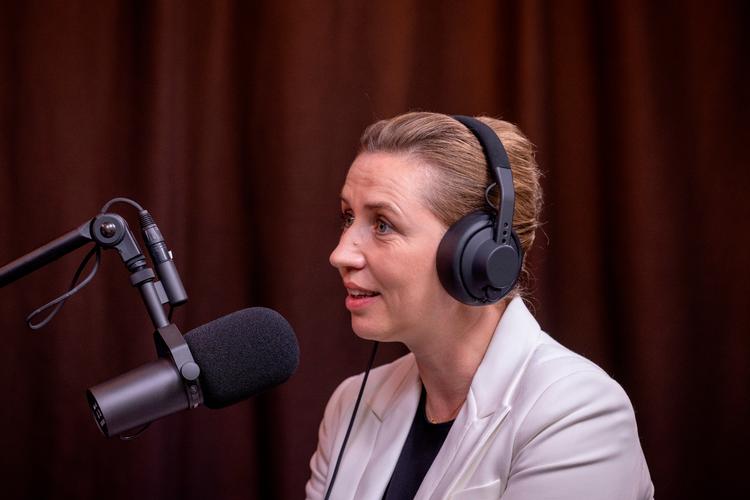 Statsminister Mette Frederiksen (S) fotograferet under optagelse til den podcast-serie, hun lancerede i forsommeren 2022. Foto: Miriam Dalsgaard