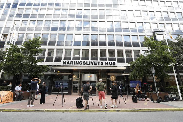 Pressen venter uden for Näringslivets Hus i Stockholm, hvor forhandlingerne om en ny overenskomst mellem piloterne og SAS ledelse foregår. Foto: 11950 Ali Lorestani/Ritzau Scanpix