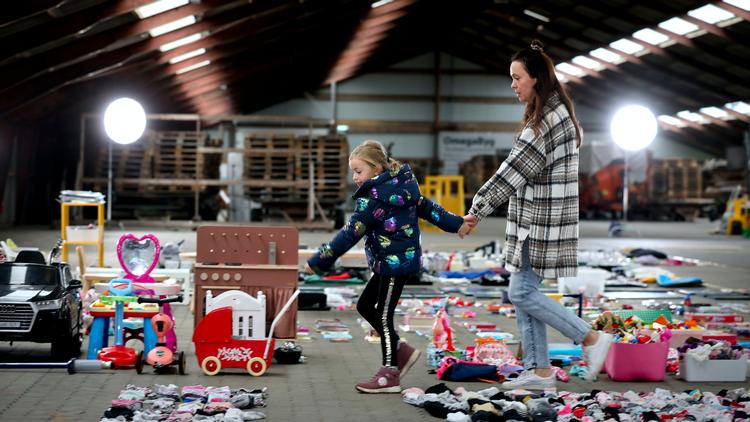 Michael på 57 får hele rodet i sit liv udstillet for tv-kiggerne i en kæmpemæssig lagerhal. Foto: TV 2  