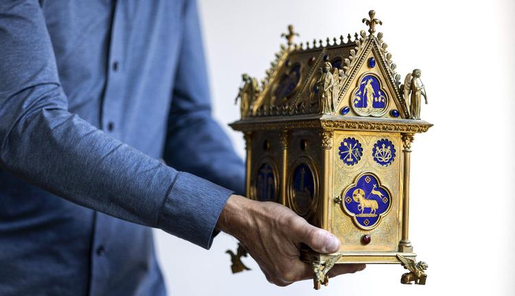 Kunstdetektiven Arthur Brand med relikviet 'Precious Blood of Christ.  Foto: Ramon Van Flymen/Ritzau Scanpix