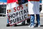    Der går næppe en uge uden demonstrationer mod dårlige arbejdsforhold og lønninger i de franske hospitaler. Krisen på skadestuer og akutafdelinger bliver stadig værre. Foto: Benoit Tessier/Ritzau Scanpix