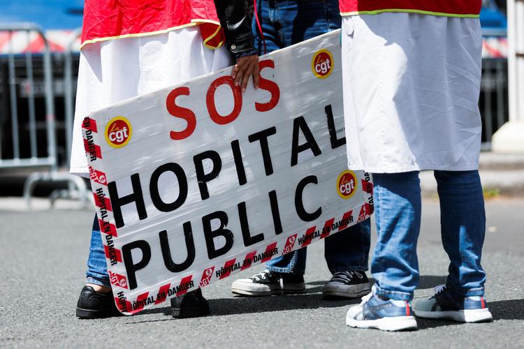     Der går næppe en uge uden demonstrationer mod dårlige arbejdsforhold og lønninger i de franske hospitaler. Krisen på skadestuer og akutafdelinger bliver stadig værre. Foto: Benoit Tessier/Ritzau Scanpix