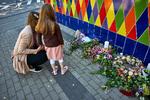 En mor og datter lægger blomster foran Tivoli Friheden i Aarhus fredag. Torsdag mistede en 14 årig pige livet og en 13 årig dreng kom til skade i forlystelsen Cobraen.. (Foto: Mikkel Berg Pedersen/Ritzau Scanpix) Foto: Mikkel Berg Pedersen/Ritzau Scanpix