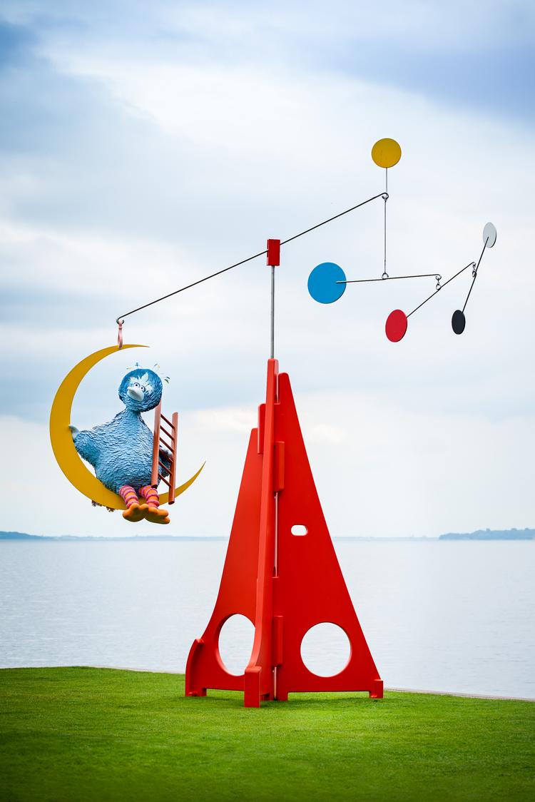 En fugl er landet på Louisiana. Alex Da Cortes udstilling er sjov og sød og lidt insisterende med sine mange citater og referencer.  Foto: Kim Hansen