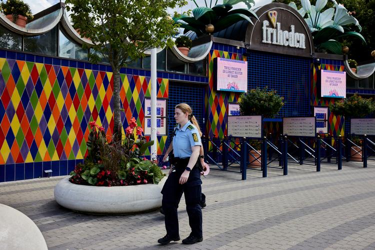Betjente i Tivoli Friheden i går, efter at forlystelsesparken var blevet lukket som følge af dødsulykken.  Foto: Mikkel Berg Pedersen/Ritzau Scanpix