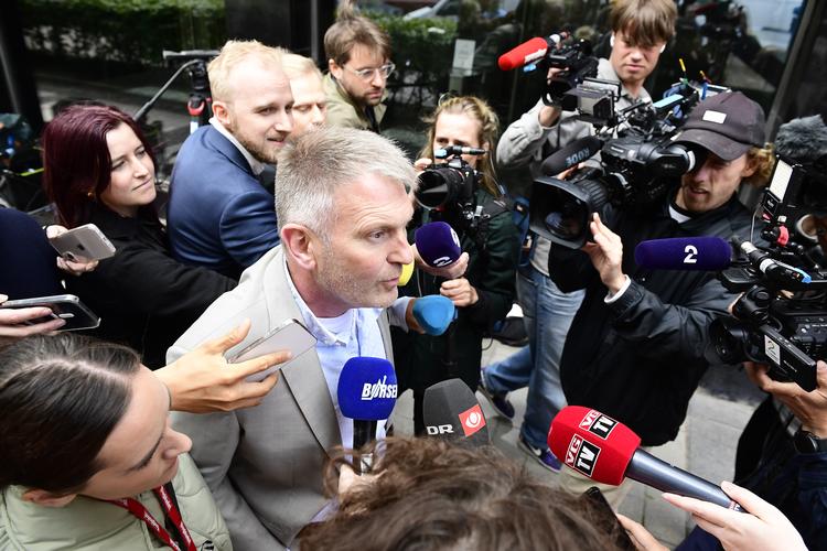Formanden for Dansk Pilotforening, Henrik Thyregod, møder pressen uden for Näringslivets hus i Stockholm inden dagens forhandlinger.  Foto: 12120 Chris Anderson/tt/Ritzau Scanpix