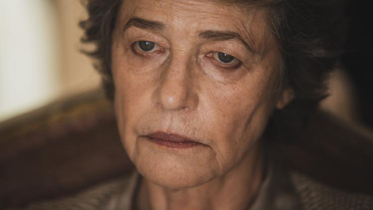 Barnebarnet Sam er teenage-oprørsk og gider ikke komme rendende med kander med gin og (meget lidt) tonic til den gnavne bedstemor, men de to opbygger alligevel med tiden et særligt bånd. Foto: Jen Raoult