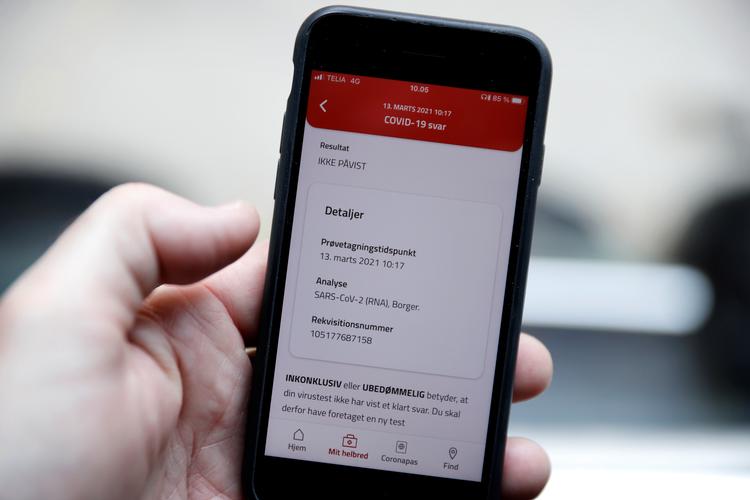 Rabarberkagen i drivhuset på Landbohøjskolen fejlede intet. Det var straks værre med den smartphone, vi kom hjem til bagefter.  Foto: Jens Dresling