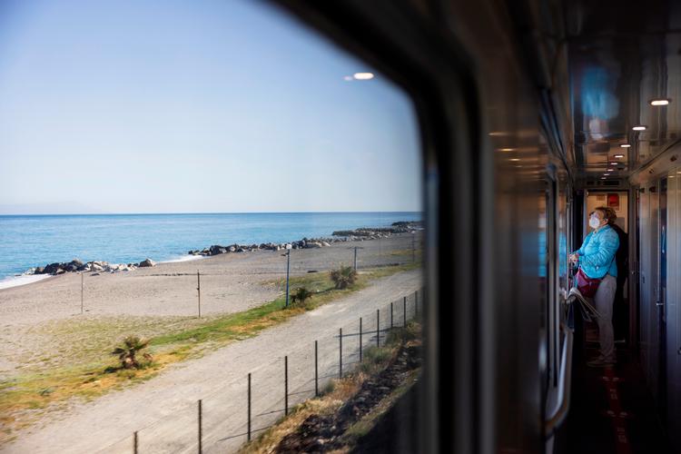På strækningen fra Messina til Palermo kører nattoget fra Rom langs Siciliens smukke nordkyst.  Foto: Thomas Borberg