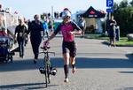 At gennemføre en ironmans tre discipliner over mange timer kræver et stort indtag af kulhydrater.  Her er Michelle Vesterby på vej ud på cyklen i KMD Iron man Copenhagen. Foto: Tariq Mikkel Khan