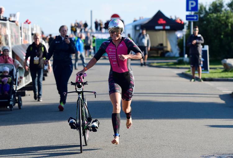 At gennemføre en ironmans tre discipliner over mange timer kræver et stort indtag af kulhydrater.  Her er Michelle Vesterby på vej ud på cyklen i KMD Iron man Copenhagen. Foto: Tariq Mikkel Khan