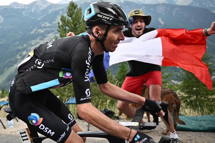 På tirsdagens bjergetape i Tour de France tabte Romain Bardet fra Team DSM mange minutter til de andre topryttere. Han skiller sig ud fra størstedelen af feltet ved at tale åbent om sin modstand mod gråzonestoffer i sporten. Foto: Marco Bertorello/Ritzau Scanpix