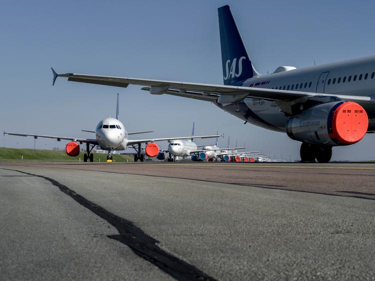 En del SAS-fly står stadig parkeret i Københavns lufthavn, fordi de først skal gennemtjekkes, inden de kan gå på vingerne igen efter pilotstrejken. Det betyder fortsat aflysninger og forsinkelser fra lufthavnen.  Foto: Mads Nissen