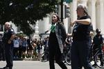 Billeder og video fra demonstrationen viser Alexandria Ocasio-Cortez, Ilhan Omar og andre kongresmedlemmer blive ført væk af politiet.

De var ikke lagt i håndjern, og videoer viser, at de smiler og vinker til de fremmødte. Foto: Anna Moneymaker/Ritzau Scanpix
