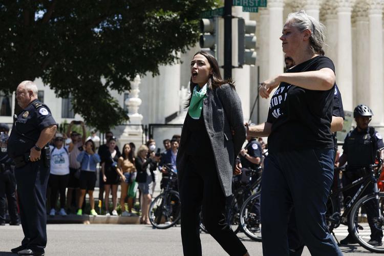 Billeder og video fra demonstrationen viser Alexandria Ocasio-Cortez, Ilhan Omar og andre kongresmedlemmer blive ført væk af politiet.

De var ikke lagt i håndjern, og videoer viser, at de smiler og vinker til de fremmødte. Foto: Anna Moneymaker/Ritzau Scanpix