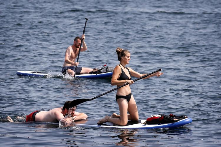 I København har garden taget skråhuer på, turisterne nyder springvandet i Amaliehaven eller en tur på vandet i inderhavnen. Foto: Jens Dresling