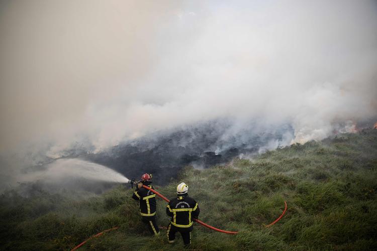 Franske brandfolk har travlt i disse dage, hvor mange naturbrande hærger som følge af varmen. Foto: Loic Venance/Ritzau Scanpix