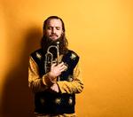 Kan hænde, at Tobias Wiklund præsenterer sig som en vikingehippie, men det var Louis Armstrong, der først tændte jazzilden i den svenske trompetist og kornettist.  Foto: PR-foto
