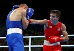 Irske Michal Conlan i rødt blev bortdømt i den olympiske kvartfinale i bantamvægt, da dommerne på uforklarlig vis tildelte russiske Vladimir Nikitin sejren. Siden har en undersøgelse vist, at manipulation var udbredt ved boksekonkurrencerne under OL 2016 i Rio de Janeiro.  Foto: Peter Cziborra/Ritzau Scanpix