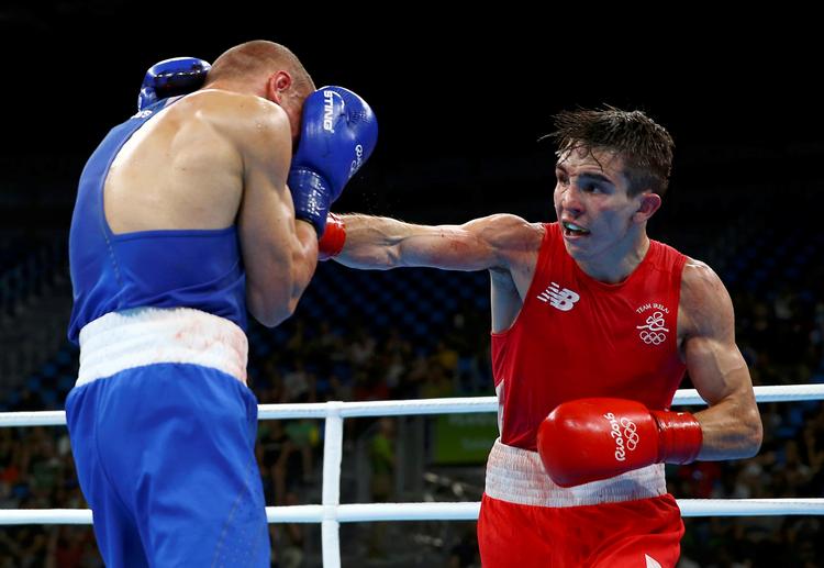 Irske Michal Conlan i rødt blev bortdømt i den olympiske kvartfinale i bantamvægt, da dommerne på uforklarlig vis tildelte russiske Vladimir Nikitin sejren. Siden har en undersøgelse vist, at manipulation var udbredt ved boksekonkurrencerne under OL 2016 i Rio de Janeiro.  Foto: Peter Cziborra/Ritzau Scanpix