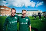Bortset fra enkeltstående opvisningskampe som her på Østerbro Stadion har Johansen-tvillingerne Martin (tv.) og Michael (th.) udskiftet fodboldstøvlerne med golfkøller og padelbat. Foto: Rumle Skafte
