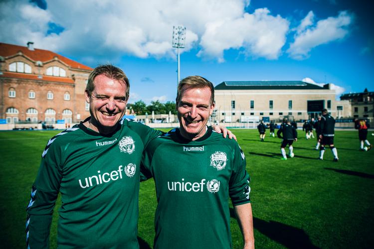 Bortset fra enkeltstående opvisningskampe som her på Østerbro Stadion har Johansen-tvillingerne Martin (tv.) og Michael (th.) udskiftet fodboldstøvlerne med golfkøller og padelbat. Foto: Rumle Skafte