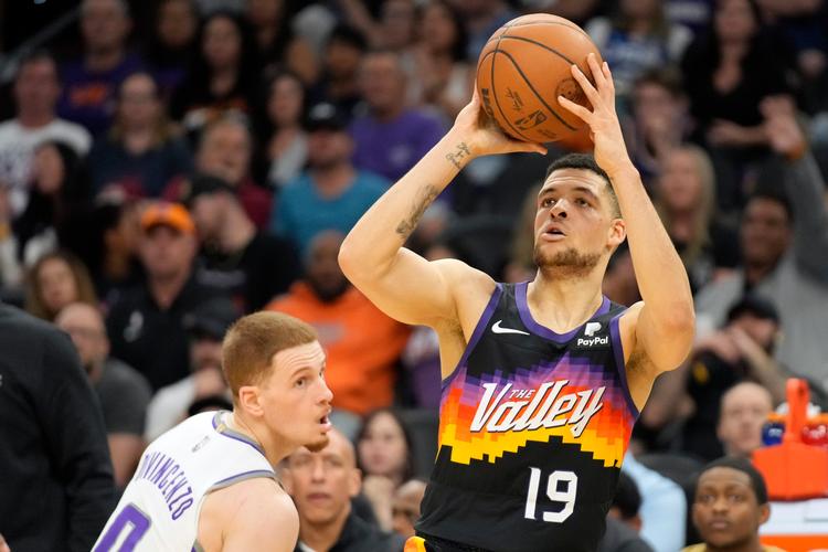  Gabriel Lundberg (th)  fik NBA-drømmen opfyldt hos Phoenix Suns, men den blev kort og han skal fremover tørne ud i Italien. Foto: Rick Scuteri/Ritzau Scanpix