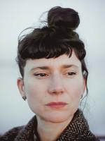 Claire-Louise Bennetts ’Kasse 19’ er en skattekiste for den bibliofile. Men hendes forhold til litteratur er hverken snobbet eller støvet. Tværtimod. Pr-foto: Forlaget Turbine