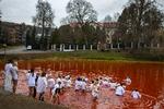 I protest mod Ruslands angreb på Ukraine er en dam nær den russiske ambassade i Vilnius blevet farvet rød. Foto: Mindaugas Kulbis/Ritzau Scanpix