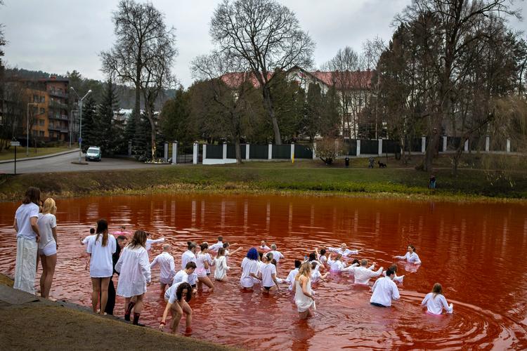 I protest mod Ruslands angreb på Ukraine er en dam nær den russiske ambassade i Vilnius blevet farvet rød. Foto: Mindaugas Kulbis/Ritzau Scanpix