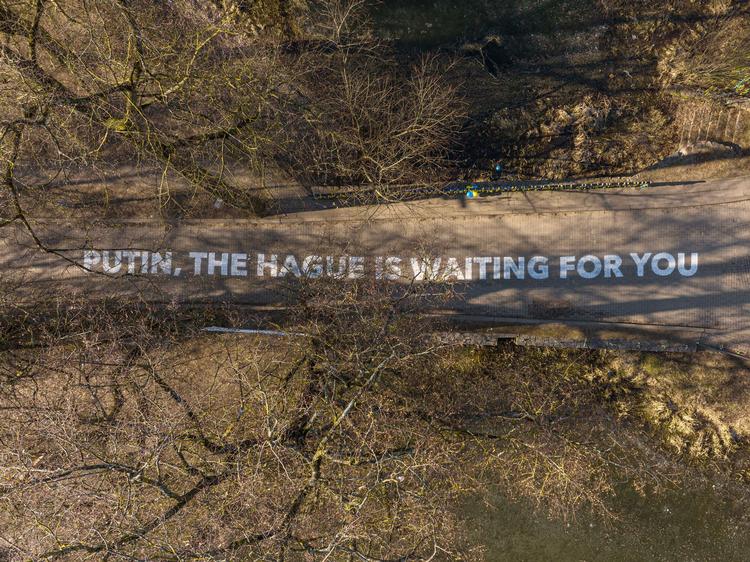 'Putin, Haag venter på dig' står der på vejen ved den russiske ambassade i Vilnius, Litauen.  Foto: Vilnius Municipality/Ritzau Scanpix