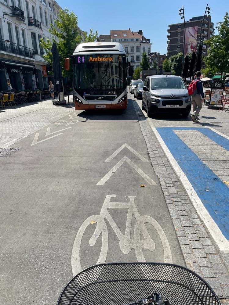 'Du kan ikke campe på vejen', råbte buschaufføren til mig, da jeg stoppede på 'cykelstien' for at tage dette billede, inden jeg måtte kaste cyklen til siden for at lade ham passere (foto: Karin Axelsson) 