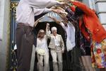 Stacy Wood og hendes kone Michele Barr forlader rådhuset i San Francisco, efter de blev gift i juni 2015.  Foto: Elijah Nouvelage/Ritzau Scanpix