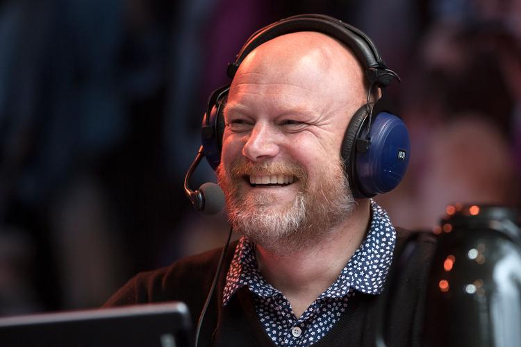 Mads Steffensen er vært på 'Mads og Børneholdet' og går hver uge seriøst til tre dilemmaer sammen med sit monopol af børn og teenagere. Foto: Benjamin Nørskov