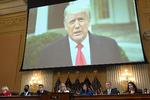    En videooptagelse af Donald Trump var blandt de mange elementer, der igen torsdag aften indgik i høringerne om stormløbet på Capitol 6. januar 2020. Foto: Saul Loeb/Ritzau Scanpix