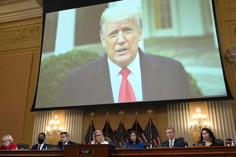    En videooptagelse af Donald Trump var blandt de mange elementer, der igen torsdag aften indgik i høringerne om stormløbet på Capitol 6. januar 2020. Foto: Saul Loeb/Ritzau Scanpix