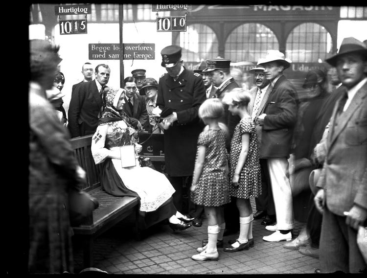 Dagbladet Politiken lancerede i juli 1929 dukken 'Mette', som en folkedragt-klædt dansk pige, der blev sendt med toget til Spanien for at deltage i den store Barcelona-udstilling.   Foto: Tage Christensen
