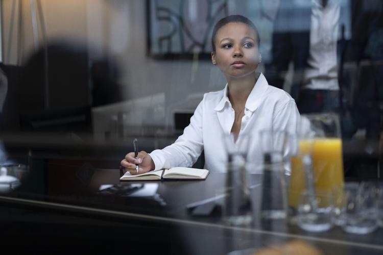 Myha’la Herrold er fascinerende i rollen som den uudgrundelige og uhyggeligt ambitiøse unge børsmægler Harper Stern. 