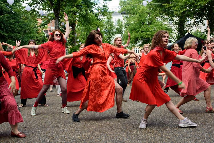 'The Most Wuthering Heights Day Ever!' er en international happening, som finder sted i flere storbyer i verden en gang om året. I år på Kate Bushs fødselsdag. Her fra Balders Plads i København. i 2018.   Foto: Janus Engel/FREELANCE