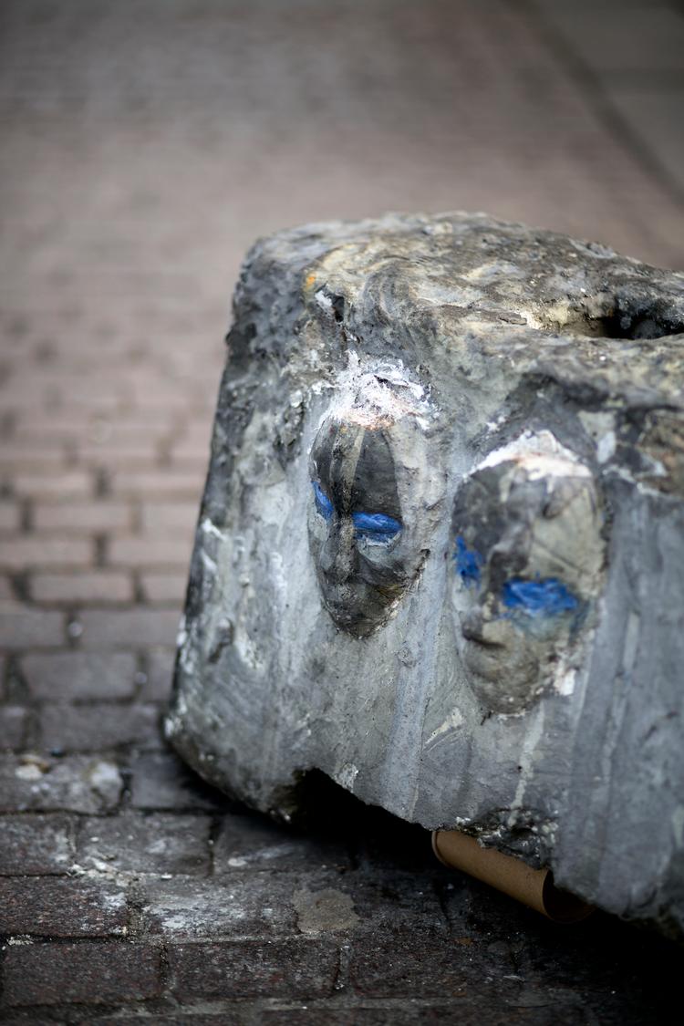 Betonklodser som denne er efterhånden blevet almindelige på travle gader i ind- og udland. Nu er de også sat op i Frederiksgade i Aarhus.  Foto: Nanna Navntoft