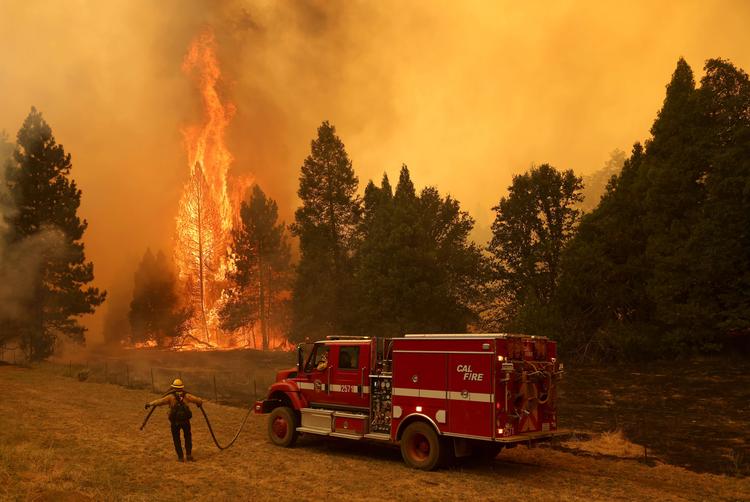 MARIPOSA, CALIFORNIA - JULY 23: A Cal Fire firefighter monitors the Oak Fire as it moves through the area on July 23, 2022 near Mariposa, California. The fast moving Oak Fire burning outside of Yosemite National Park has forced evacuations, charred over 11, 500 acres and has destroyed several homes since starting on Friday afternoon. The fire is zero percent contained. Justin Sullivan/Getty Images/AFP == FOR NEWSPAPERS, INTERNET, TELCOS &amp; TELEVISION USE ONLY == Foto: Justin Sullivan/Ritzau Scanpix