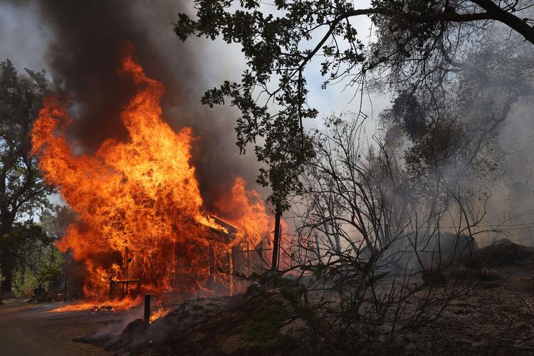 MARIPOSA, CALIFORNIA - JULY 23: A home burn as the Oak Fire burns through the area on July 23, 2022 near Mariposa, California. The fast moving Oak Fire burning outside of Yosemite National Park has forced evacuations, charred over 4500 acres and has destroyed several homes since starting on Friday afternoon. Justin Sullivan/Getty Images/AFP == FOR NEWSPAPERS, INTERNET, TELCOS &amp; TELEVISION USE ONLY == Foto: Justin Sullivan/Ritzau Scanpix