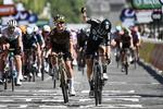 Lorena Wiebes jubler over sejren på 1. etape i kvindernes Tour de France, mens  Marianne Vos
 Foto: Jeff Pachoud/Ritzau Scanpix