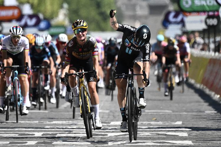 Lorena Wiebes jubler over sejren på 1. etape i kvindernes Tour de France, mens  Marianne Vos
 Foto: Jeff Pachoud/Ritzau Scanpix