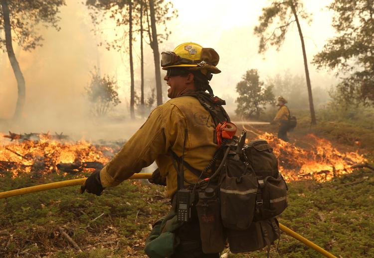 JERSEYDALE, CALIFORNIA - JULY 24: Cal Fire firefighters monitor a burn operation to battle the Oak Fire on July 24, 2022 near Jerseydale, California. The fast moving Oak Fire burning outside of Yosemite National Park has forced evacuations, charred over 14, 000 acres and has destroyed several homes since starting on Friday afternoon. The fire is zero percent contained. Justin Sullivan/Getty Images/AFP == FOR NEWSPAPERS, INTERNET, TELCOS &amp; TELEVISION USE ONLY == Foto: Justin Sullivan/Ritzau Scanpix