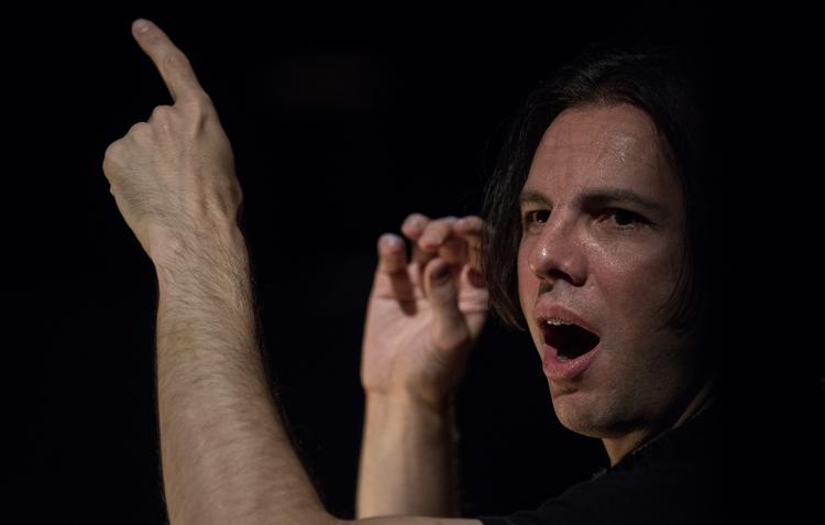 Stjernedirigenten Teodor Currentzis skal sammen med orkesteret MusicAeterna åbne Salzburg-festspillene tirsdag. Foto: Sebastian Gollnow/Ritzau Scanpix