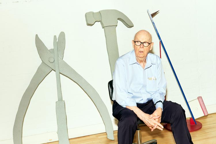    Næsten enhver genstand kunne forvandles til en moderne skulptur når Claes Oldenburg fik den mellem hænderne.  Foto: Kate Owen/New York Times/Ritzau Scanpix/Ritzau Scanpix