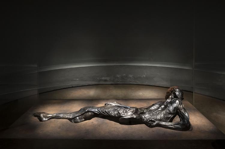 Moesgaard har lavet et dunkelt gravkammer, hvor man kan sætte sig ned og betragte Grauballemanden.   Foto: Moesgaard Museum